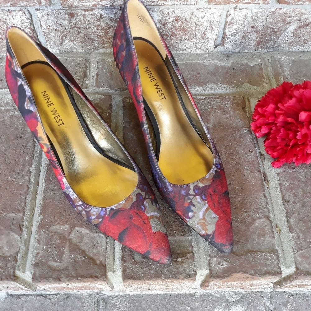 Nine West gently used floral pumps